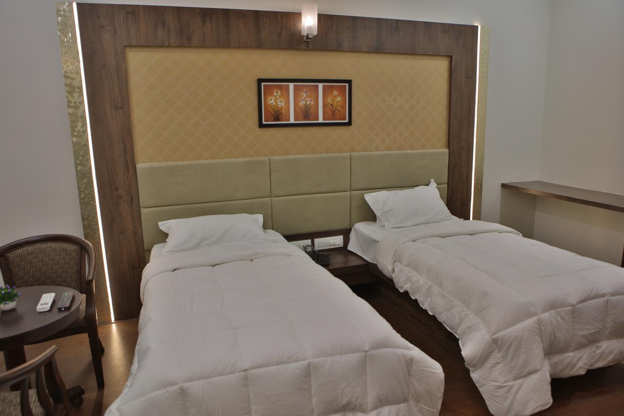 Hotel K P Pride Jalgaon Exterior foto